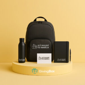 Kit de bienvenida con mochila urbana, cuaderno, lapicera, botella reutilizable y tarjeta sobre pedestal y fondo amarillo