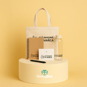 Kit de bienvenida esencial con tote bag, botella reutilizable, cuaderno, lapicera y tarjeta personalizada sobre fondo amarillo