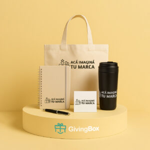 Kit de bienvenida para oficina con tote bag, cuaderno, lapicera, vaso térmico y tarjeta, sobre fondo amarillo