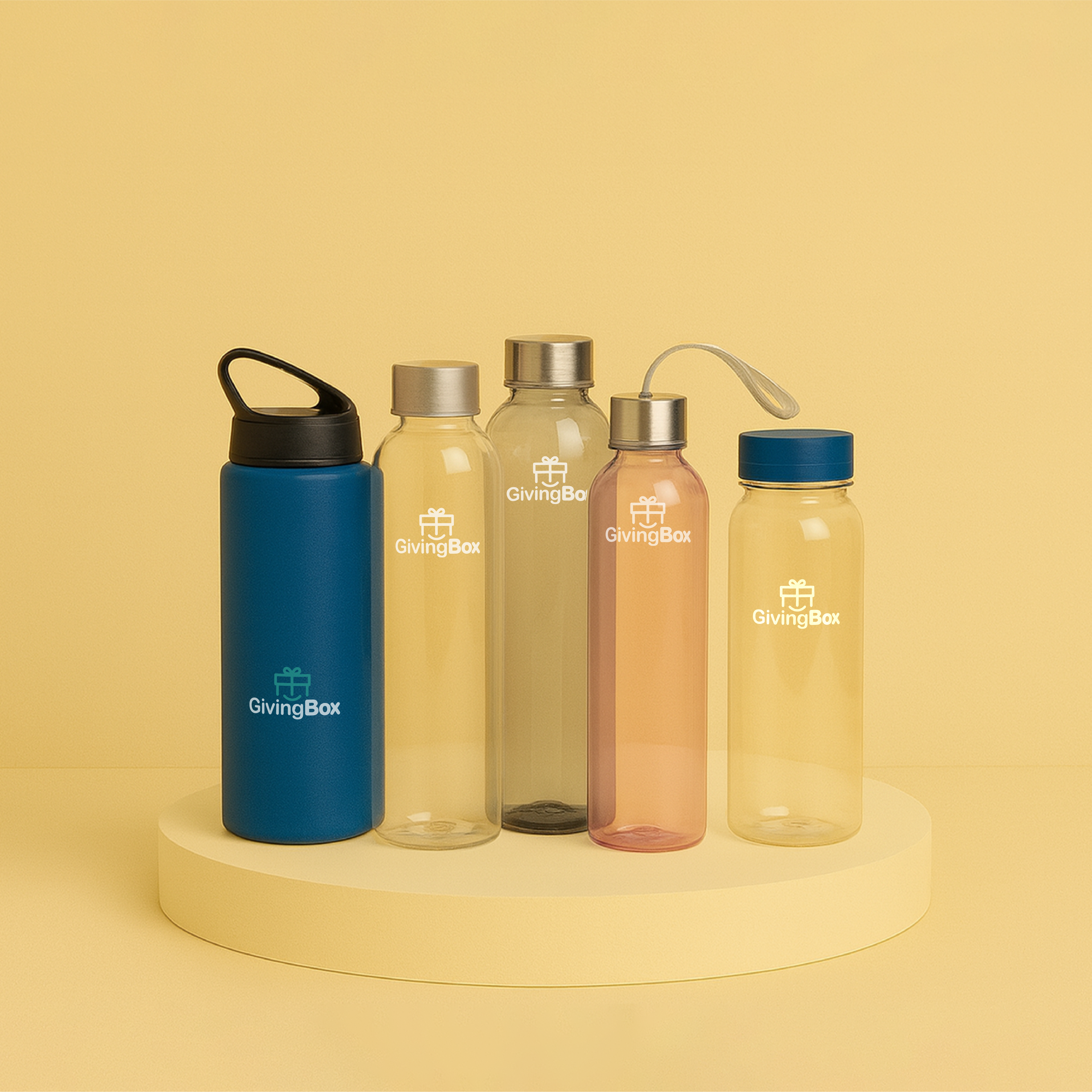 Cinco botellas plásticas reutilizables sobre pedestal amarillo, en variedad de modelos y colores.