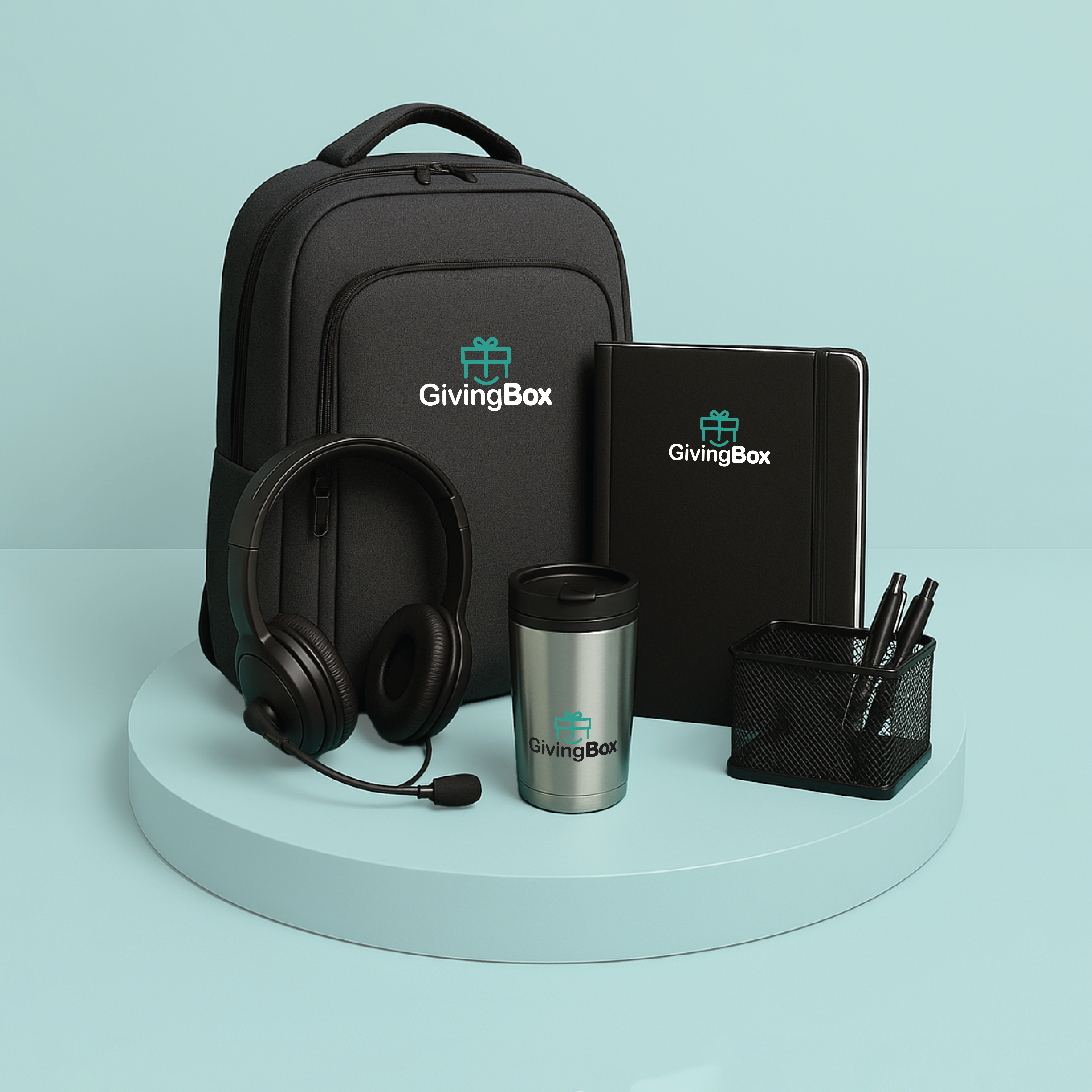 Kit de oficina para trabajo remoto con mochila, auriculares, cuaderno, taza térmica y organizador metálico sobre pedestal turquesa.