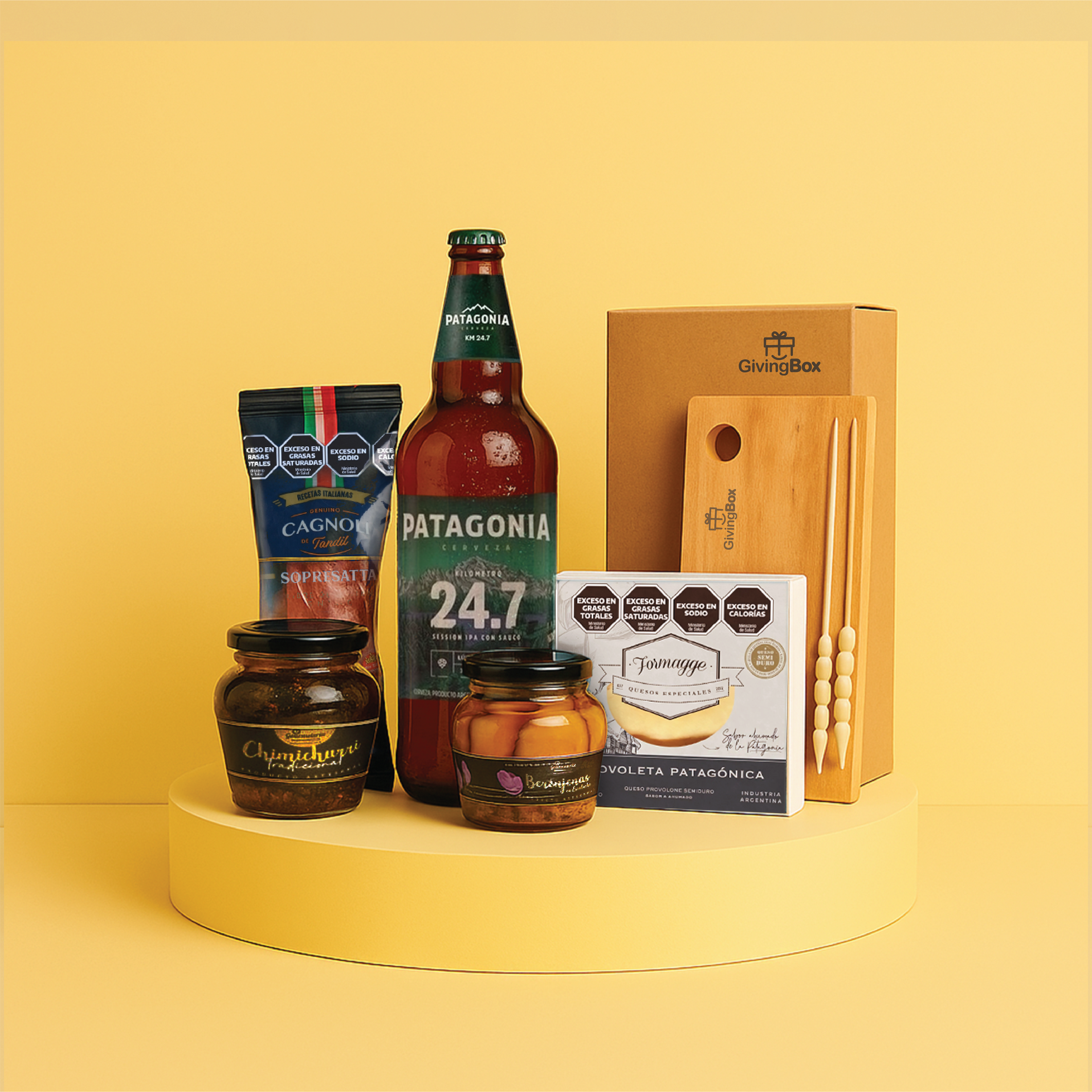 Kit gourmet con cerveza, provoleta, salamín, tabla de madera y conservas sobre fondo amarillo.