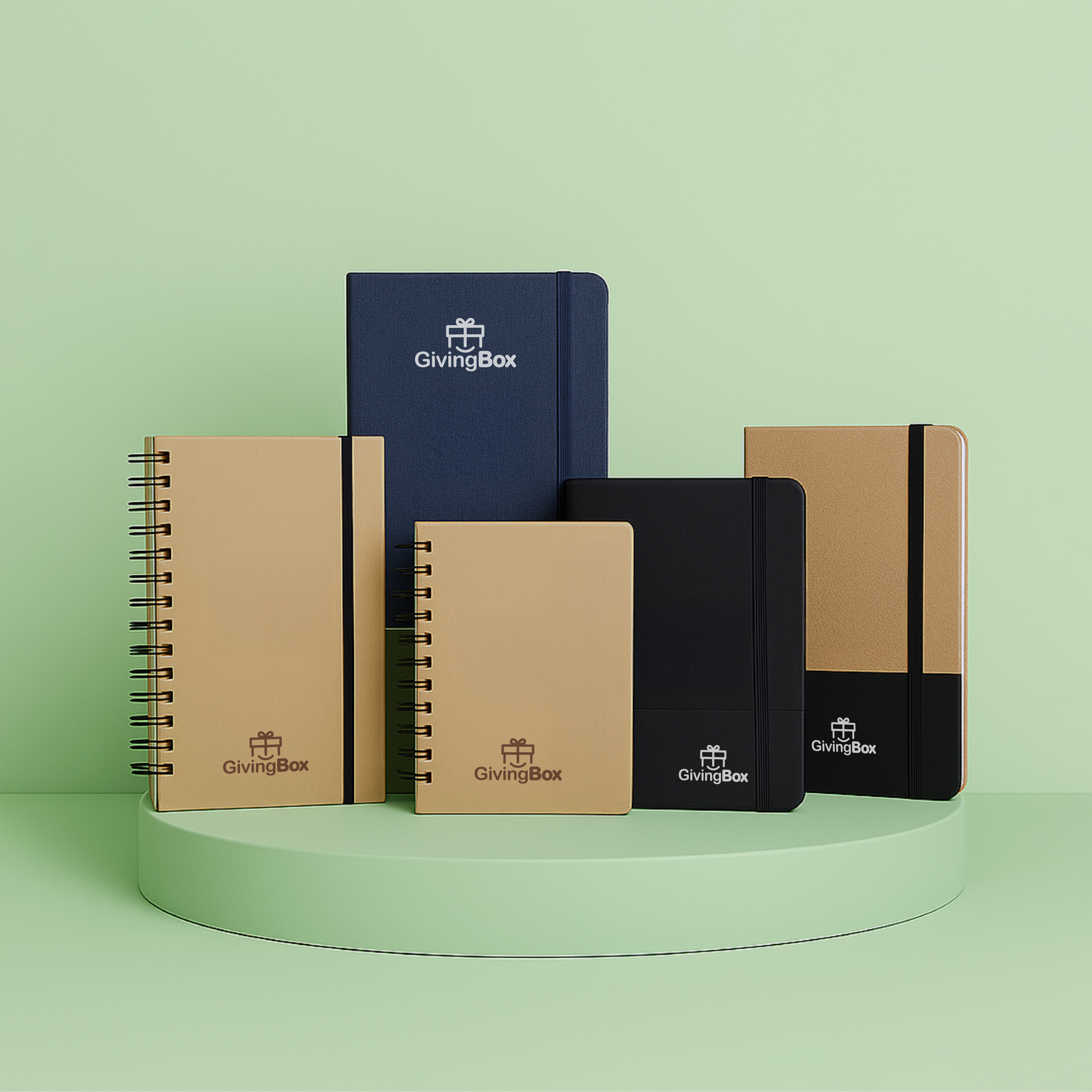 Cuadernos corporativos con tapa dura y logo personalizado sobre pedestal verde.