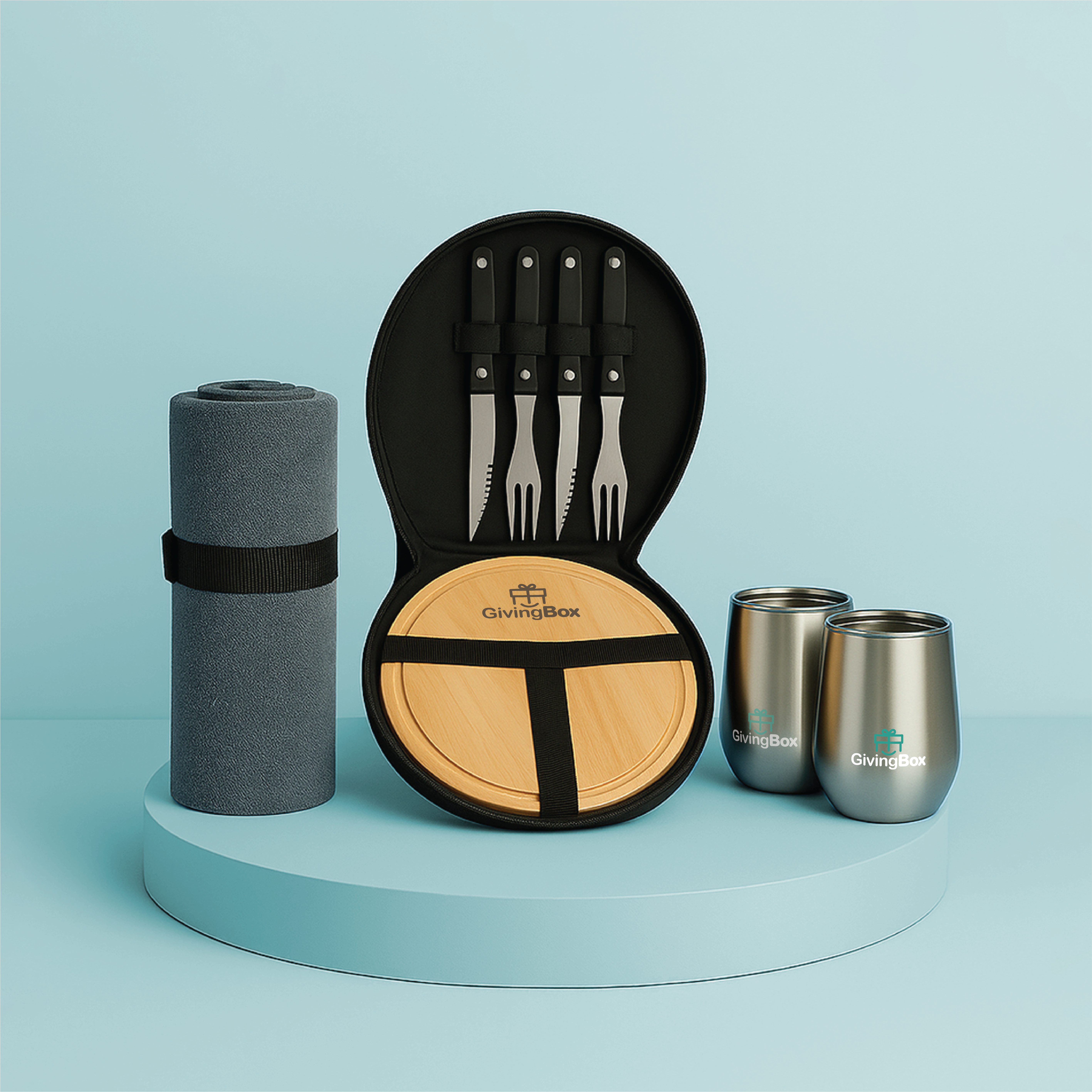Kit picnic urbano con manta, set de cubiertos y tabla en estuche rígido, y dos vasos térmicos, sobre fondo celeste.