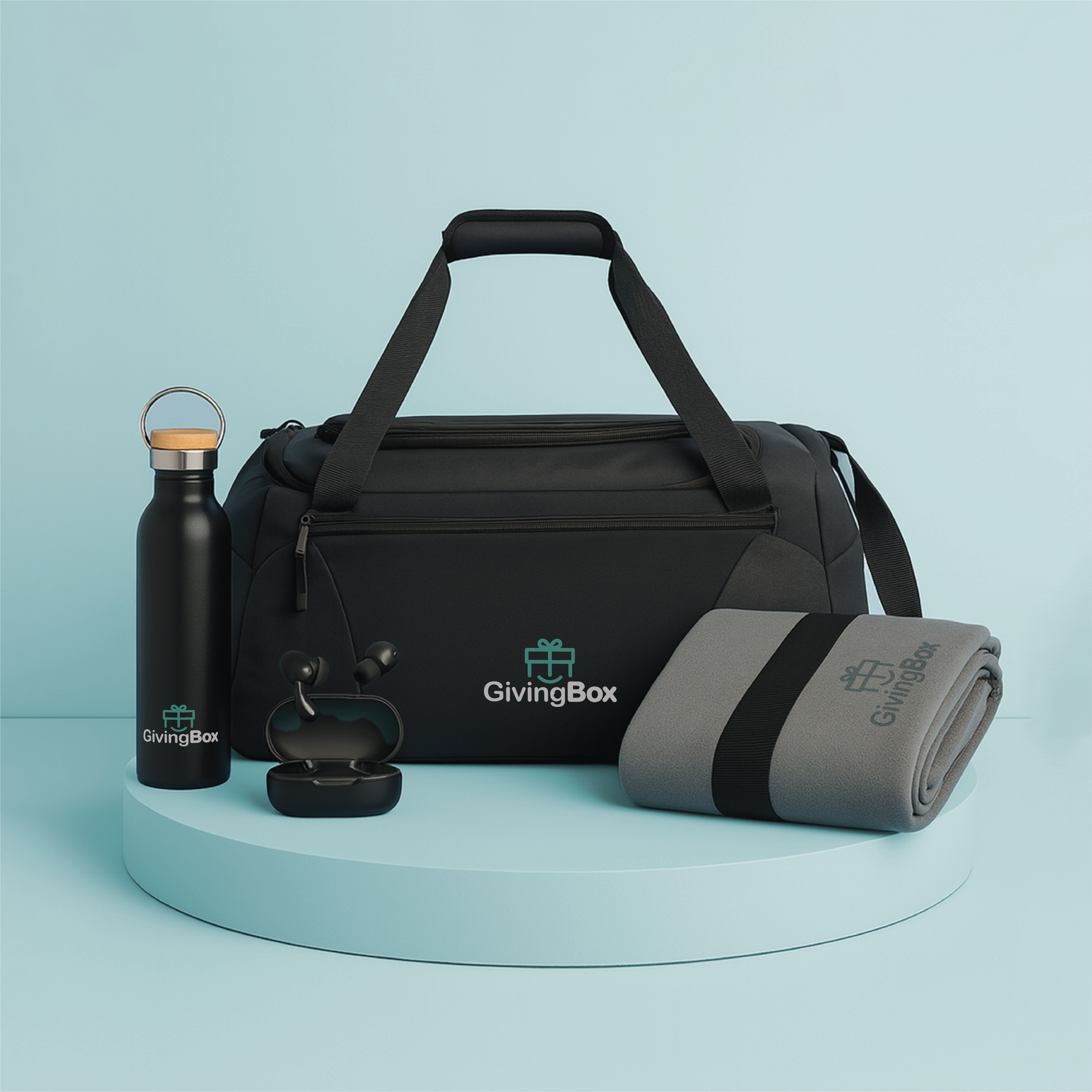 Kit outdoor premium con bolso deportivo, botella reutilizable, auriculares in-ear y toalla soft sobre pedestal celeste.
