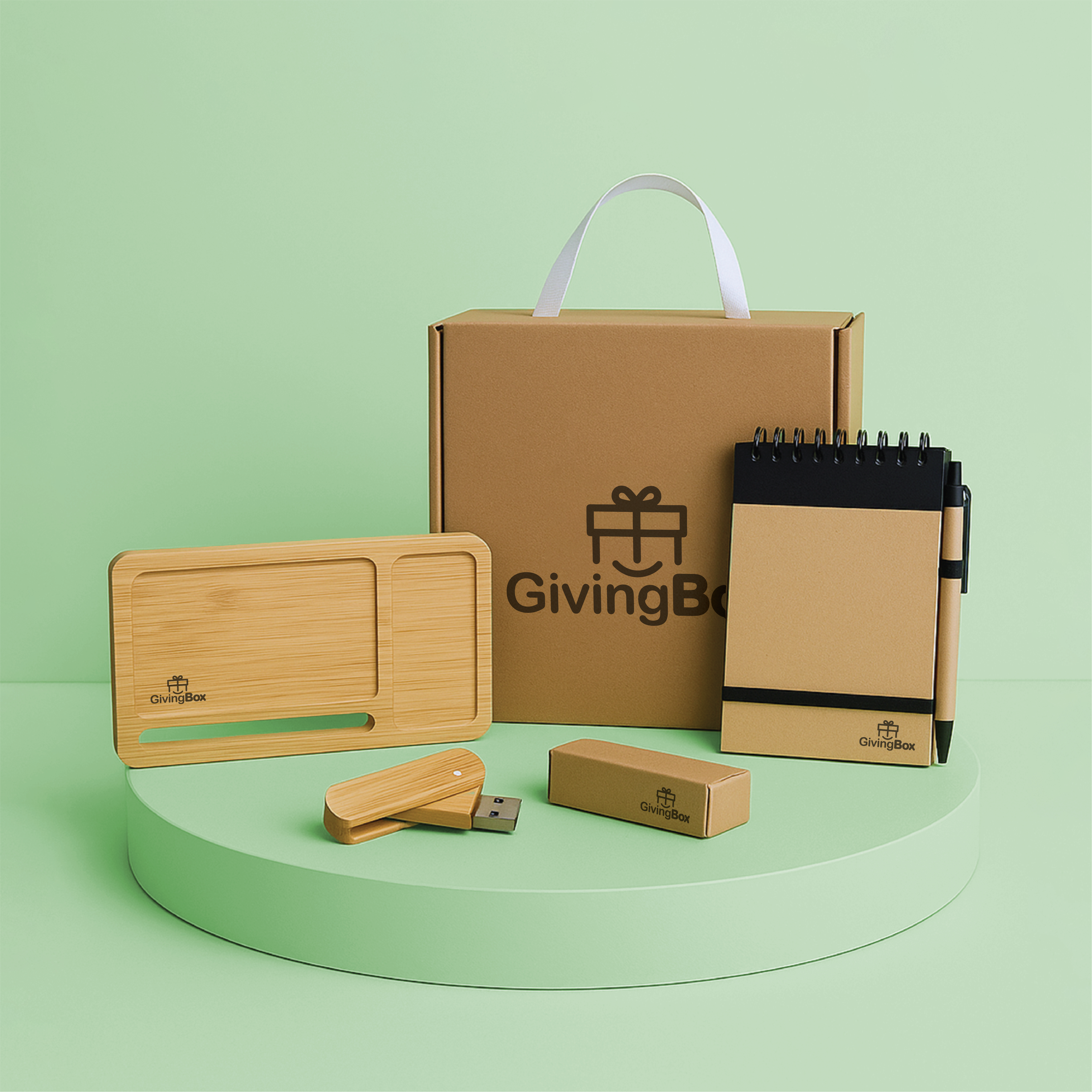 Kit de oficina sustentable con organizador de escritorio, cuaderno con lapicera ecológica y pen drive de madera sobre pedestal verde claro
