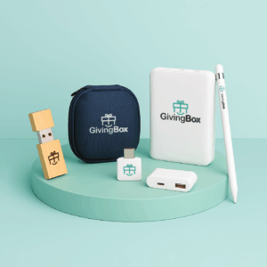 Fotografía de accesorios tecnológicos promocionales funcionales sobre plataforma celeste.