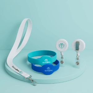 Lanyards, pulseras y porta credenciales Giving Box personalizados con logo.