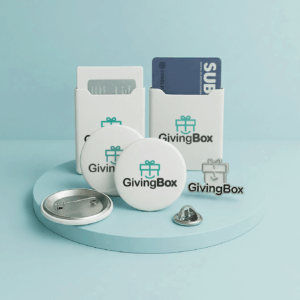 Pines metálicos y porta SUBE Giving Box personalizados con logo.