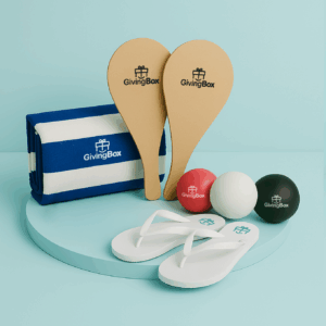 Accesorios de playa Giving Box personalizados con logo, incluye paletas, pelotas, lona y ojotas.